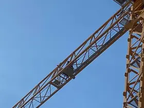 Parasını alamadığını iddia eden işçi kule vince çıktı
