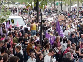 Paris’te binlerce kişi, polis ve jandarmanın silah kullanımına ilişkin yasaya karşı sokaklara döküldü
