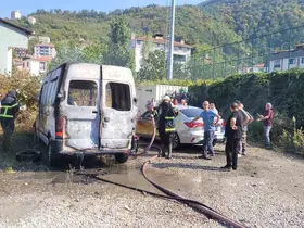 Park halinde alevlere teslim olan panelvan araç yandı
