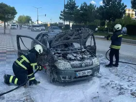 Park halindeki araç alev aldı

