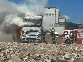 Park halindeki çekici alevlere teslim oldu
