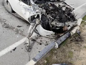 Park halindeki kamyonete çarpan otomobil hurdaya döndü: 1 yaralı
