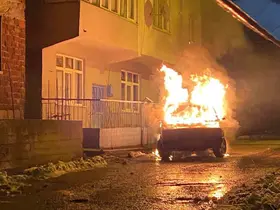 Park halindeki otomobil alevlere teslim oldu
