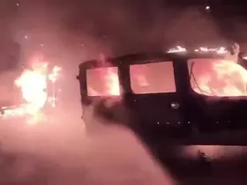 Park halindeki otomobil yandı, alevler önündeki araca sıçradı
