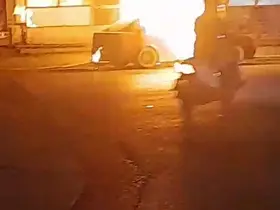 Park halindeki otomobil yandı, sahibi tarafından yakıldığı öne sürüldü
