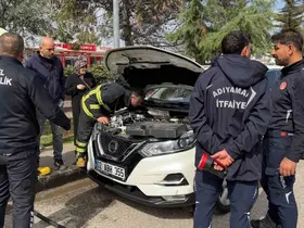 Park halindeki otomobilden yükselen duman korkuttu
