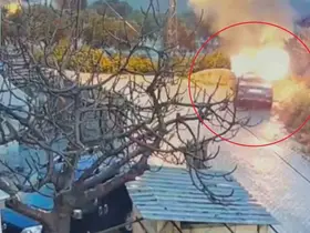 Park halindeki otomobili benzin döküp kundaklamak isterken kendini yaktı

