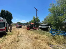Park halindeki traktöre çarpan otomobil ters döndü: 1 yaralı
