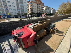 Park halindeyken hareket eden tır çaya uçtu
