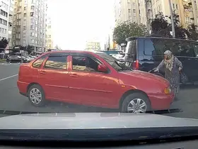 Park yeri savaşını bastonlu yaşlı kadın kazandı
