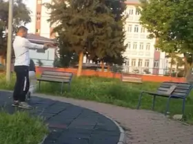 Parkta çocuğa oyuncak silahla atış talimi yaptırdı
