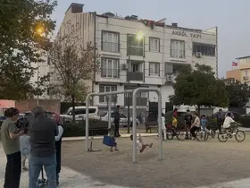 Parkta oyun oynayan çocuğa yorgun mermi isabet etti
