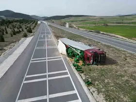 Patates yüklü tır devrildiği kazada 3 kişi yaralandı
