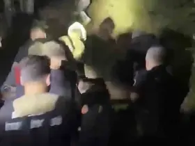 Patikadan yamaca düşerek mahsur kalan bir kişi, itfaiye tarafından kurtarıldı
