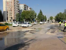 Patlayan ana su hattı yolu kullanılamaz hale getirdi
