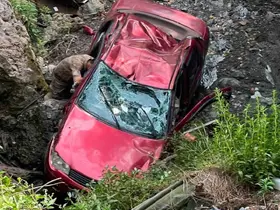 Payas’ta uçurumdan yuvarlanan otomobilin sürücüsü yuvarlandı
