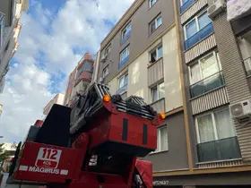 Penceredeki çocuk ekipleri alarma geçirdi
