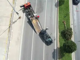 Pendik Sahil Yolu’nda kaza: Lüks otomobil takla atarak devrildi
