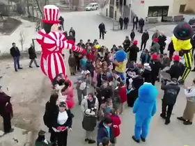 Perdede oyun köyde şenlik var
