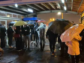 Perpa’da yağmura yakalanan vatandaşlar duraklara sığındı
