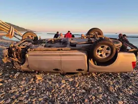 Pikap halk plajına uçtu: 2 yaralı
