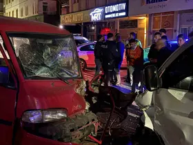 Pikapla kafa kafaya çarpışan kamyonet sürücüsü araçta sıkıştı: 2 yaralı
