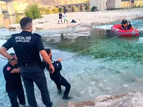 Piknik yaparken köprü altında mahsur kalan 6 kişi kurtarıldı
