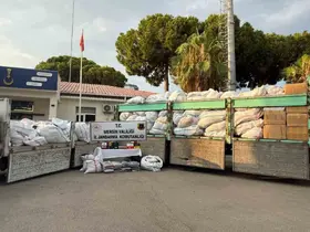 Piyasa değeri 50 milyon TL: Kaçak 20 binden fazla kıyafet ele geçirildi
