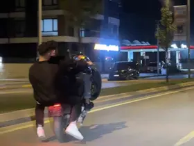 Plaka yok, kask yok: 3 kişi tek motosiklete bindi ön kaldırıp şov yaptı
