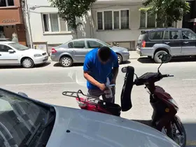 Plakasız elektrikli motosikleti bağlanan sürücü denetime girdiği caddeden taksi ile çıktı
