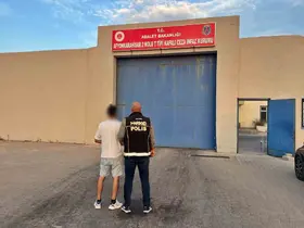 Polis 14 yıl 4 ay hapis cezasıyla aranan şahsı yakaladı
