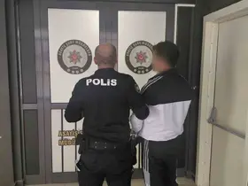 Polis 22 yıl 3 ay 27 gün hapis cezasıyla aranan şahsı yakaladı
