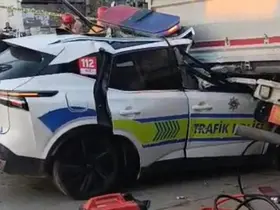 Polis aracı TIR'a arkadan çarptı: 2 şehit