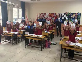 Polis ekipleri, anaokulu ve ilkokulu öğrencilerine eğtim verdi
