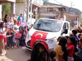 Polis ekipleri ihbarla gittikleri mahallede kutlamayla karşılandı
