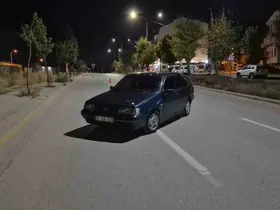 Polis ekiplerince durdurulan sürücü otomobilini terk edip kaçtı
