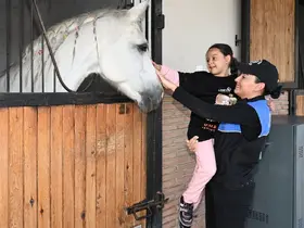 Polis lösemi hastası çocuklara at sevdirip, birlikte balon uçurdu
