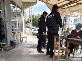 Polis pazar yerinde kadınlara KADES’i anlattı
