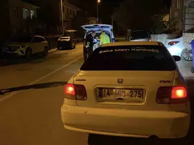 Polisi görünce aracını çalışır vaziyette bırakıp kaçtı
