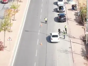 Polisi görünce sürücü değiştirdiler, drondan kaçamadılar
