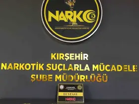Polisin durdurduğu araçta uyuşturucu hap ele geçirildi
