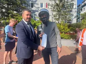 Polisler şaşırttı! Önce ceza, sonra hediye verdiler