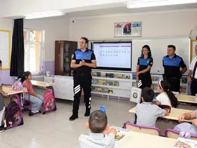 Polislerden öğrencilere kitap hediyesi
