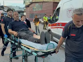 Polisten kaçan aracın çarptığı esnaf ölümden döndü: Kaza anı kamerada
