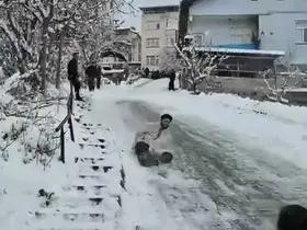 Poşetle kayan gençler hızını alamayarak bahçeye uçtu

