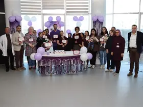 Prematüre bebeklere pastalı kutlama
