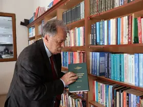 Prof. Dr. Erol Kürkçüoğlu’ndan Erzurum Öğretmenevi’ne kütüphane desteği
