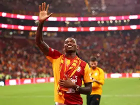 Rafael Leao, Galatasaray-Göztepe karşılaşmasının ardından sahaya inerek taraftarları selamladı
