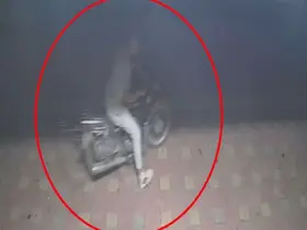 Rahatlığıyla pes dedirten hırsız, saniyeler içerisinde motosiklete kendi malı gibi binip gitti

