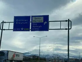 Refahiye yol ayrımındaki tabelada "Kemaliye" eksikliği tepki çekti
